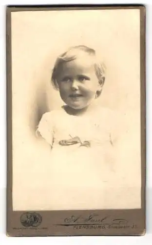 Fotografie A. Juul, Flensburg, Grossestr. 35, Porträt eines jungen Kindes