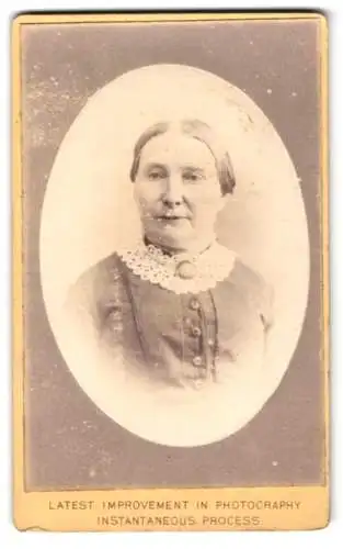 Fotografie E. Gregson & Son, Halifax, Waterhouse St., Portrait einer Dame mit Spitzenkragen