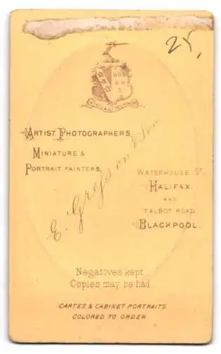 Fotografie E. Gregson & Son, Halifax, Waterhouse St., Portrait einer Dame mit Spitzenkragen