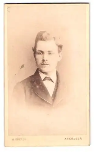 Fotografie H. Gordon, Aberdeen, Belmont Street 3, Porträt eines jungen Mannes mit Schnurrbart