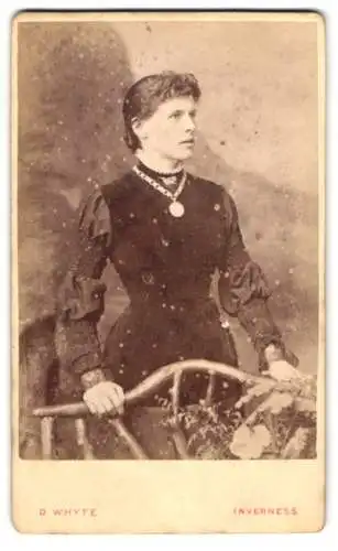 Fotografie D. Whyte, Inverness, Church Street 52, Porträt einer Frau in dunklem Kleid