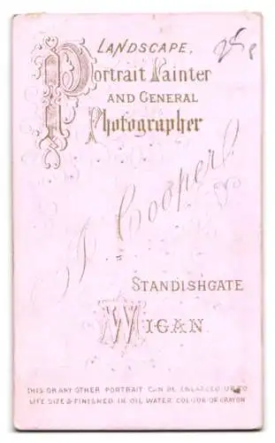 Fotografie J. Cooper, Wigan, Standishgate, Brustporträt eines jungen Mannes