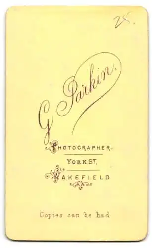 Fotografie G. Parkin, Wakefield, York St., Porträt einer jungen Frau mit Mittelscheitel