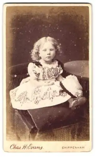 Fotografie Chas. H. Evans, Chippenham, New Rd., Kleines Mädchen in detailliertem Kleid