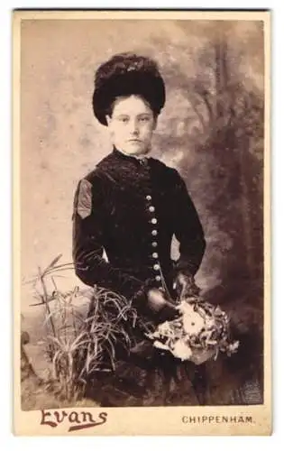 Fotografie Chas. H. Evans, Chippenham, New Rd, Porträt einer jungen Frau in eleganter Kleidung