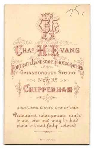 Fotografie Chas. H. Evans, Chippenham, New Rd, Porträt einer jungen Frau in eleganter Kleidung