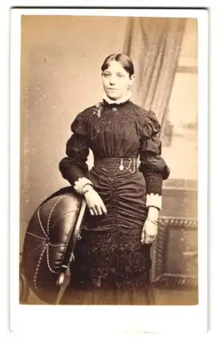 Fotografie E. Thomas, Chippenham, The Causeway, stehende Dame in schwarzem Kleid