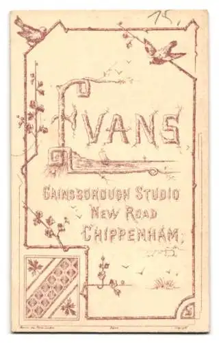 Fotografie Evans, Chippenham, New Road, Porträt einer Dame im viktorianischen Kleid