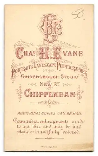 Fotografie Chas. H. Evans, Chippenham, New Rd, feine Dame in dunkler Kleidung