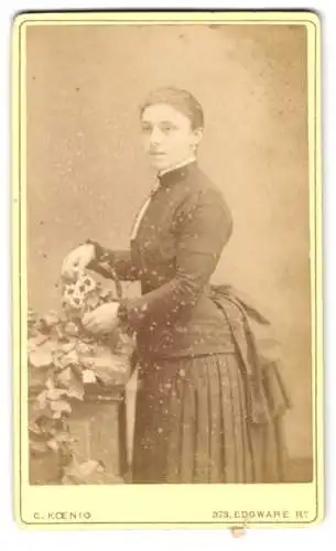 Fotografie C. Koenig, London, Edgware Road 373, Porträt einer Frau mit Blumenschmuck