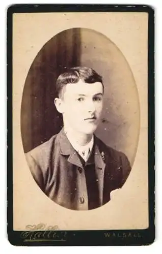 Fotografie H. Hallier, Walsall, Stafford St. 242, Porträt eines jungen Mannes