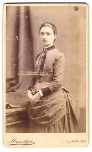 Fotografie A. Macintyre, Dunfermline, 1 East Port Street New Row, Porträt einer jungen Frau in viktorianischer Kleidung