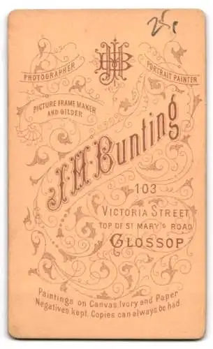 Fotografie J.H. Bunting, Glossop, Victoria Street 103, Portrait eines sitzenden Mannes