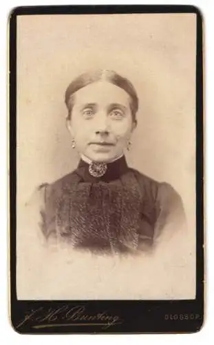 Fotografie J. H. Bunting, Glossop, Victoria Street 103, Portrait einer Frau mit Brosche