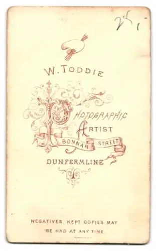 Fotografie W. Toddie, Dunfermline, Bonnar Street, Portrait eines Mannes mit Schnurrbart