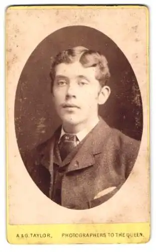 Fotografie A. & G. Taylor, Greenock, Hamilton Street 17, Portrait eines jungen Mannes