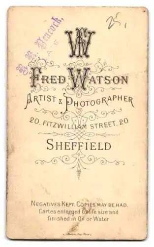 Fotografie Fred Watson, Sheffield, Fitzwilliam Street 20, Sitzender Mann mit Anzug