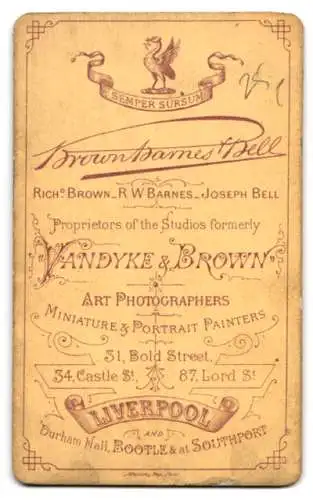 Fotografie Brown - Barnes & Bell, Liverpool, Bold Street 31, Porträt einer elegant gekleideten Dame