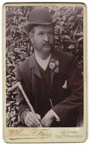 Fotografie William P. Fryer, Clacton-on-Sea, The Studio, Eleganter Herr mit Spazierstock vor Laubkulisse