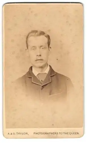 Fotografie A. & G. Taylor, Leicester, Granby Street 34 /2, Porträt eines jungen Mannes