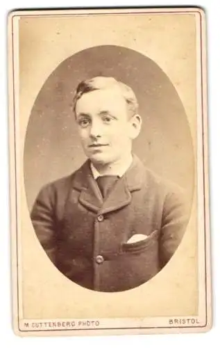 Fotografie M. Guttenberg, Bristol, 17 Royal-Promenade, Porträt eines jungen Mannes