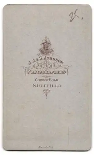 Fotografie J.J. & S. Johnson, Sheffield, Glossop Road, sitzende alte Dame mit weissem Kopftuch