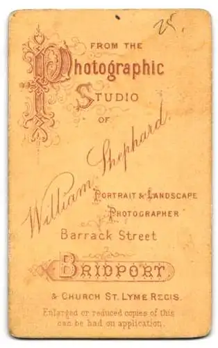 Fotografie William Shephard, Bridport, Barrack Street, Dame in eleganter Kleidung mit Hut