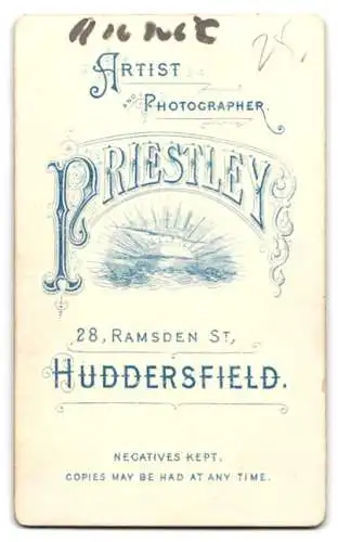 Fotografie Priestley, Huddersfield, Ramsden St 28, Porträt einer Frau in viktorianischer Kleidung