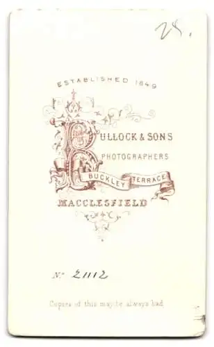 Fotografie Bullock & Sons, Macclesfield, Buckley Terrace, Dame auf einem gepolsterten Stuhl