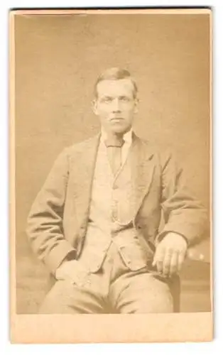 Fotografie J.A. Jones, Brighton, High Street 38 & 39, Porträt eines jungen Mannes in Anzug