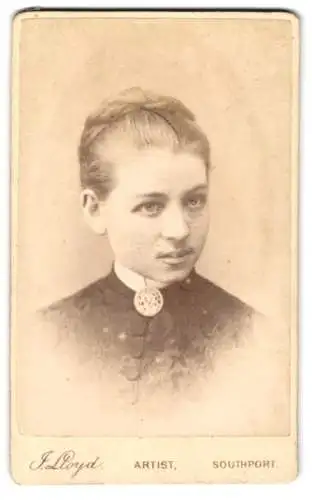 Fotografie J. Lloyd, Southport, Lord Street, Porträt einer jungen Frau mit hochgestecktem Haar