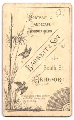 Fotografie Barrett & Son, Bridport, South St., Porträt einer Dame in zeitgenössischer Kleidung