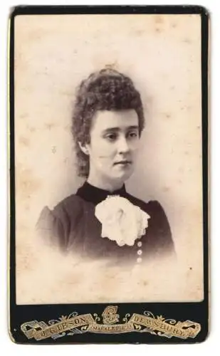 Fotografie J. Gibson, Dewsbury, Market Place, Portrait einer jungen Frau