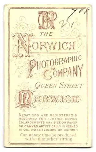 Fotografie The Norwich Photographic Company, Norwich, Queen Street, Portrait eines eleganten Mannes