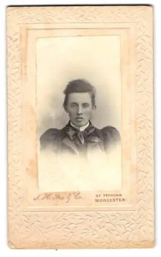 Fotografie J. H. Fox & Co., Worcester, 37 Tything, Porträt einer jungen Frau