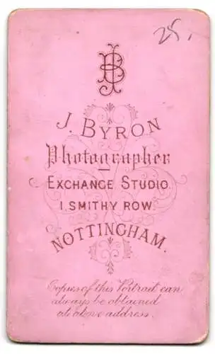 Fotografie J. Byron, Nottingham, Smithy Row 1, Kleinkind in einem Studio-Porträt