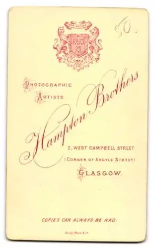 Fotografie Hampton Brothers, Glasgow, 2 West Campbell Street, Frau mit Blumenkorb