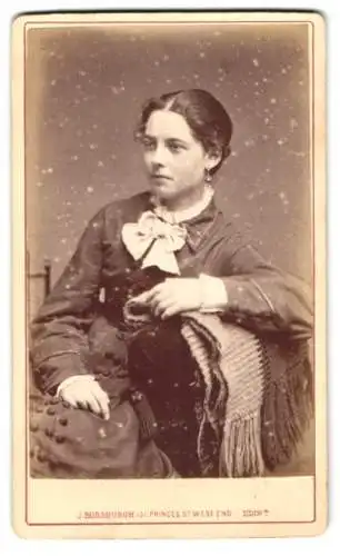 Fotografie J. Horsburgh, Edinburgh, Princes Street 131, Porträt einer sitzenden Dame