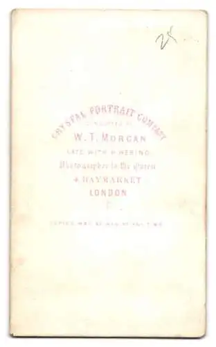 Fotografie W.T. Morgan, London, Haymarket 4, Porträt einer Frau mit Mittelscheitel und dunkler Kleidung