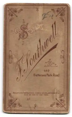 Fotografie F. Southwell, Battersea, Battersea Park Road 449, porträtiert einen jungen Mann in Anzug