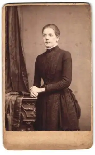 Fotografie H. Walker, Bradford, College Road 150, Portrait einer Dame in dunkler Kleidung