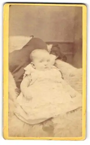 Fotografie William Shephard, Bridport, East Street, Porträt eines Babys im weissen Kleid