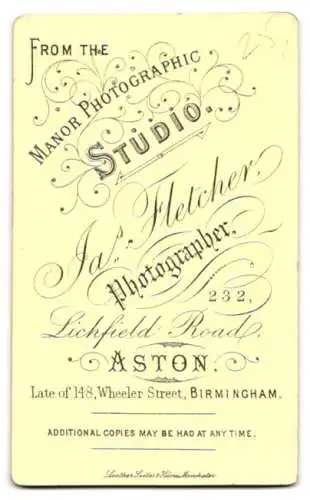 Fotografie J. Fletcher, Aston, Lichfield Road 232, Dame mit Pelzstola und Pflanzenarrangement