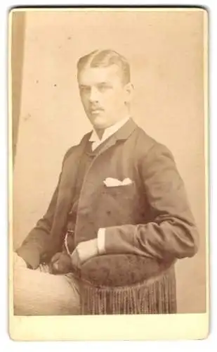 Fotografie H. W. Bird & Co., London, Poultry 16 & 17, Porträt eines eleganten jungen Mannes