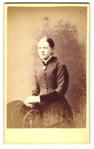 Fotografie W.C. Radford, Mansfield, Bridge St, Eine Frau in einem eleganten Kleid