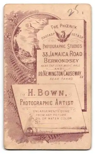 Fotografie H. Bown, Bermondsey, 33 Jamaica Road, elegante Dame mit Hut und Handschuhen