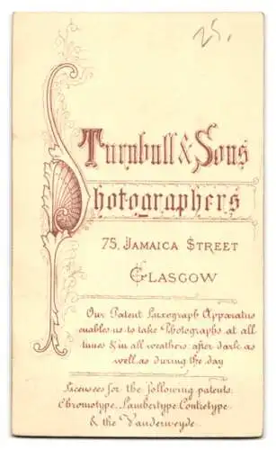 Fotografie Turnbull & Sons, Glasgow, Jamaica Street 75, Frau in eleganter Kleidung an einem Tisch sitzend