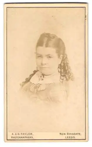 Fotografie A. & G. Taylor, Leeds, New Briggate, Porträt einer Frau mit Locken