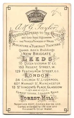 Fotografie A. & G. Taylor, Leeds, New Briggate, Porträt einer Frau mit Locken