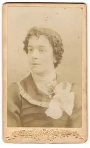 Fotografie A & G Taylor, Manchester, Market Street 62, Porträt einer jungen Frau mit elegantem Kleid und Blumendekor